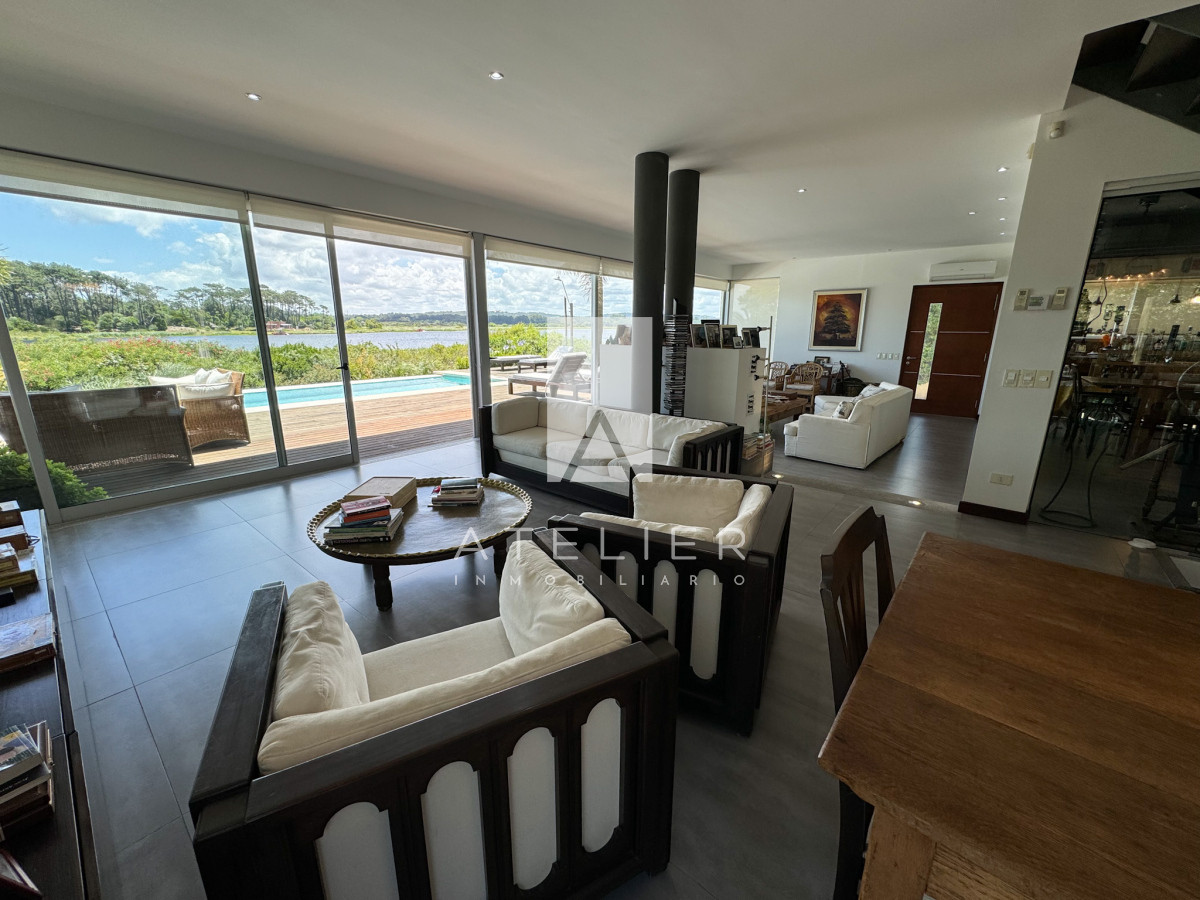 Casa en venta con 4 dormitorios frente a Laguna del Diario, Punta del Este, Maldonado - GoPunta - Portal Inmobiliario de Punta del Este - Maldonado