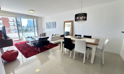 VENTA DE APARTAMENTO DE 2 DORMITORIOS Y MEDIO EN EDIFICIO FOREST TOWER II PUNTA DEL ESTE