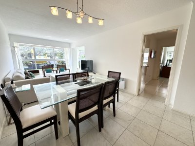 VENTA DE APARTAMENTO DE 2 DORMITORIOS EN EDIFICIO LONG BEACH PUNTA DEL ESTE 