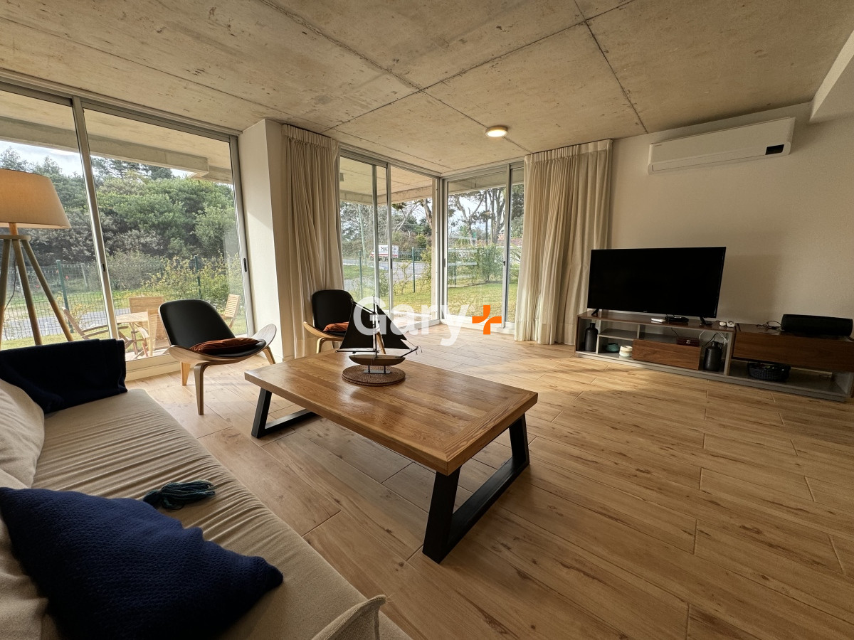 apartamento 2 dormitorios 2 baños sobre playa mansa