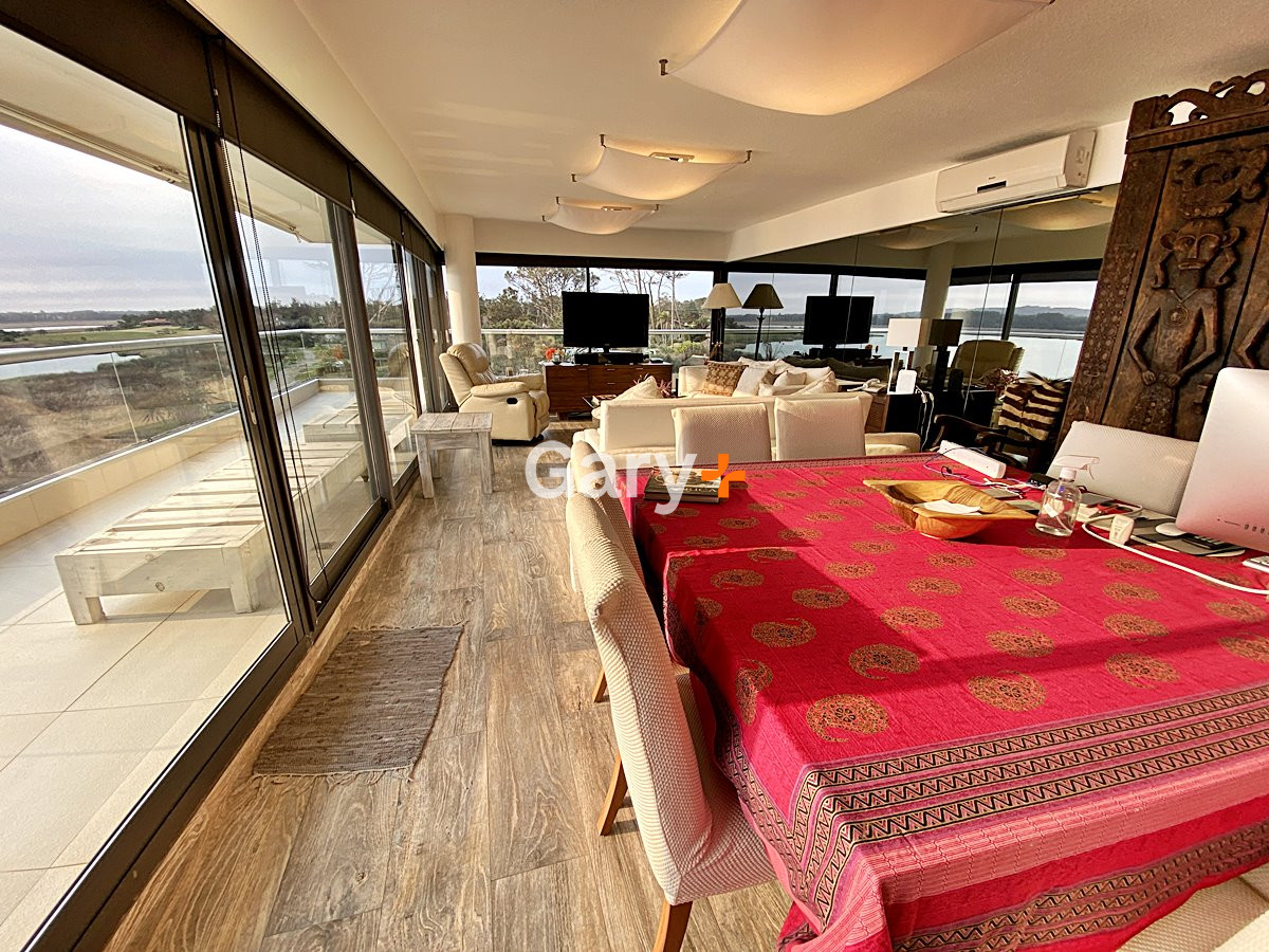 Playa Mansa, Hermoso Pent house sobre Laguna del Diario