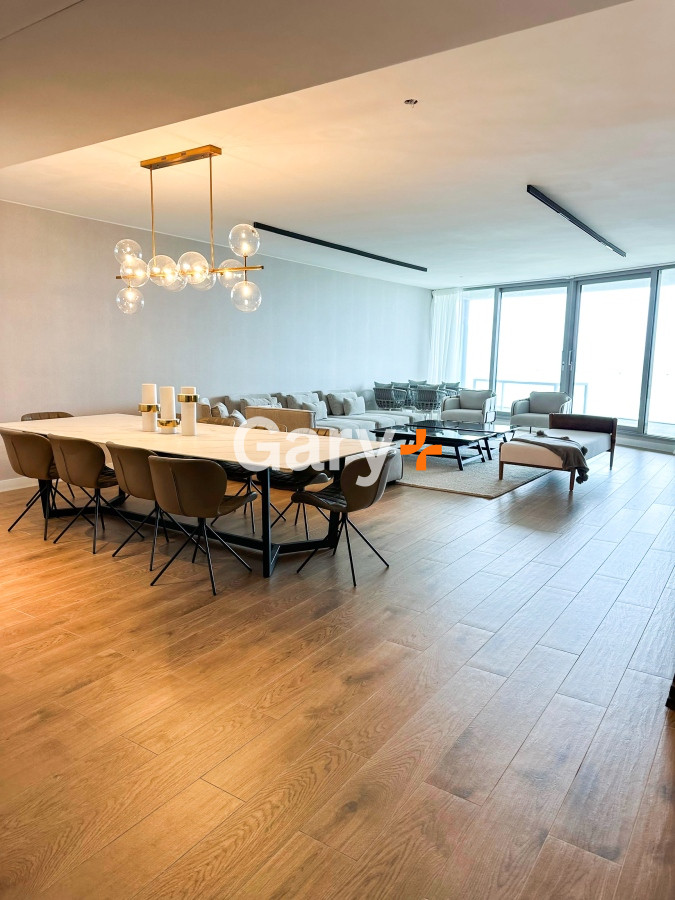 ¡Ven y disfruta de la vista al mar desde la prestigiosa torre TRUMP!