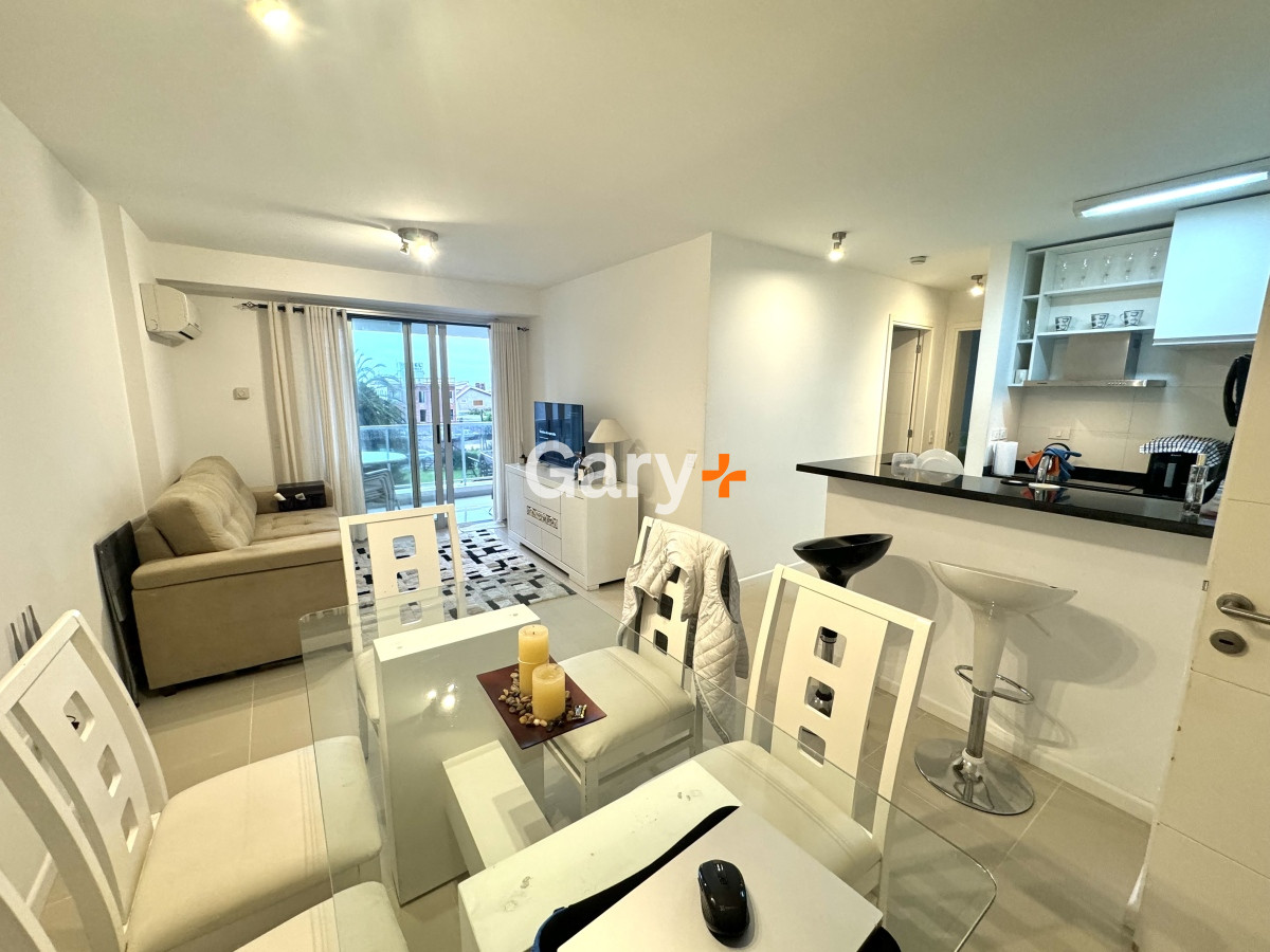 Apartamento de 2 dormitorios 1 baño ubicado en playa brava a metros 