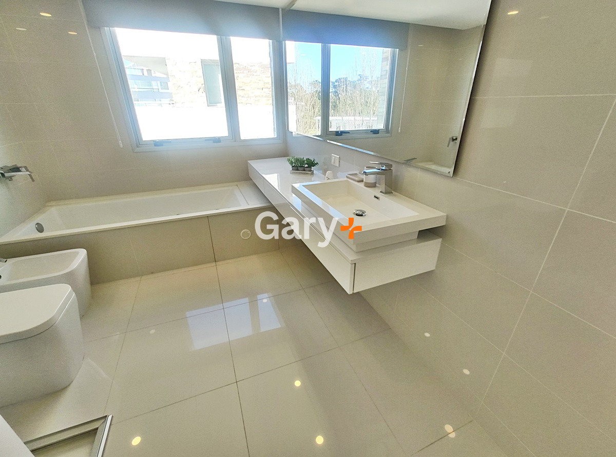 Apartamento ID.400 - Penthouse frente al mar, categoría y  punta del este