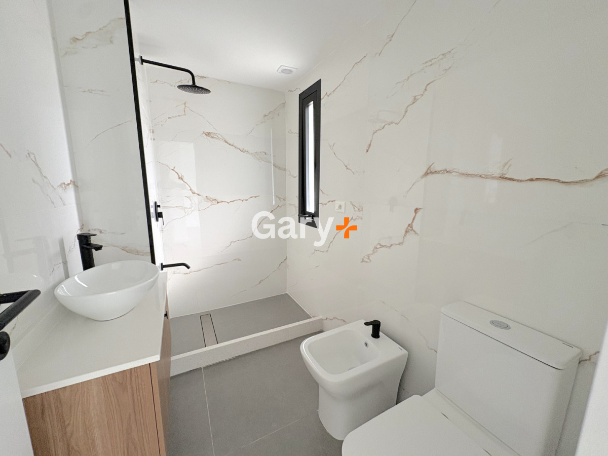 Apartamento ID.27642 - Apartamento en venta frente al mar de 3 dormitorios en suite, Punta del Este 