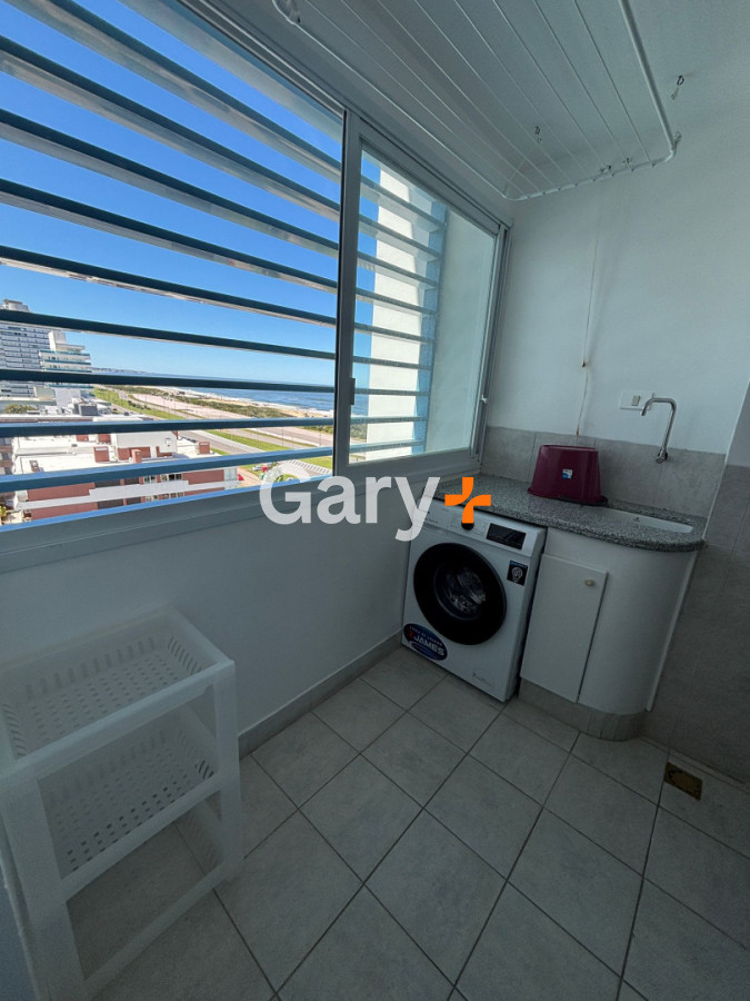 Apartamento ID.11015 - Apartamento en alquiler de 3 dormitorios y dependencia frente al mar en Playa Brava Punta del Este