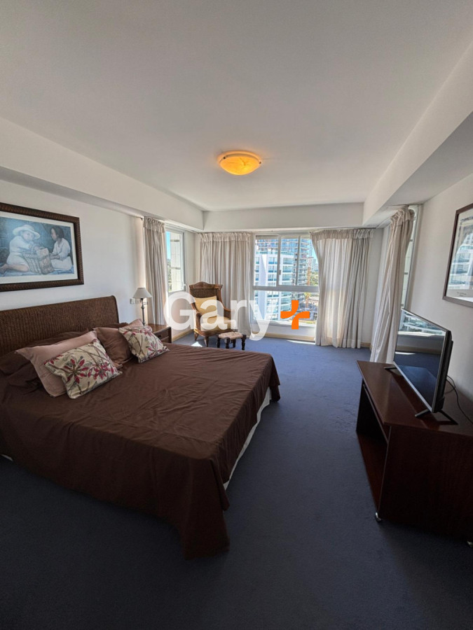 Apartamento ID.11015 - Apartamento en alquiler de 3 dormitorios y dependencia frente al mar en Playa Brava Punta del Este