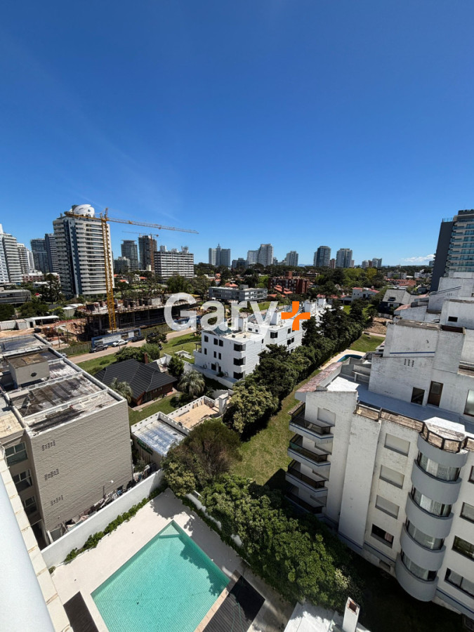 Apartamento ID.11015 - Apartamento en alquiler de 3 dormitorios y dependencia frente al mar en Playa Brava Punta del Este