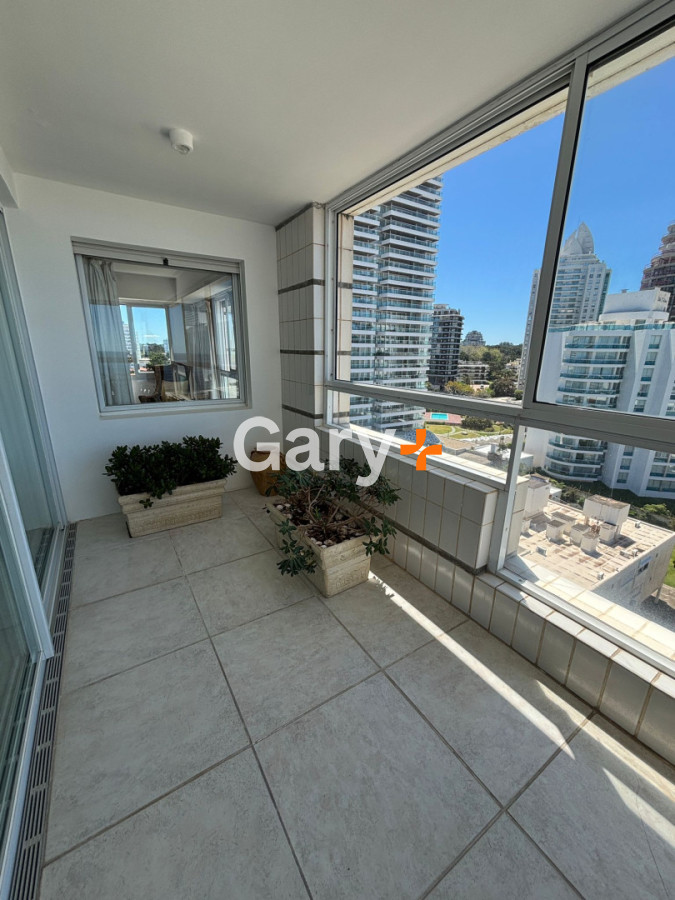 Apartamento ID.11015 - Apartamento en alquiler de 3 dormitorios y dependencia frente al mar en Playa Brava Punta del Este