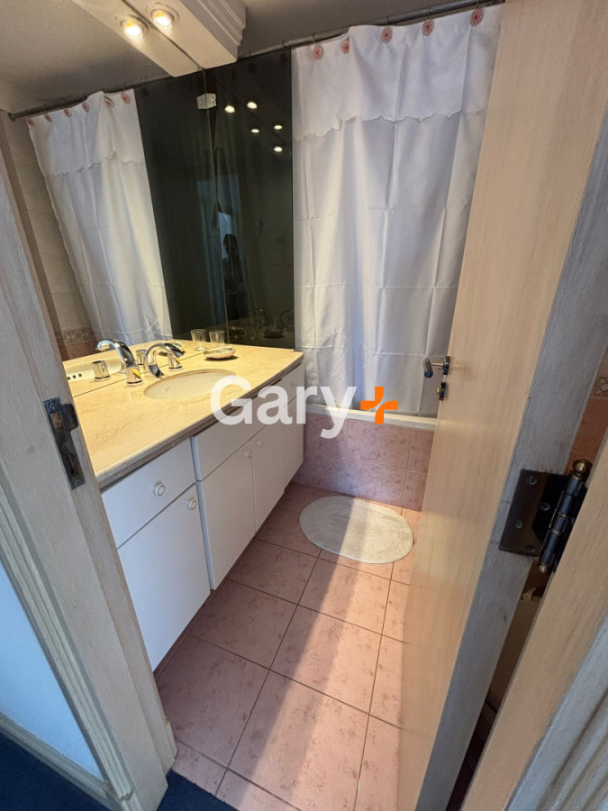 Apartamento ID.11015 - Apartamento en alquiler de 3 dormitorios y dependencia frente al mar en Playa Brava Punta del Este