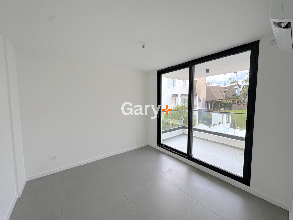 Apartamento ID.27642 - Apartamento en venta frente al mar de 3 dormitorios en suite, Punta del Este 