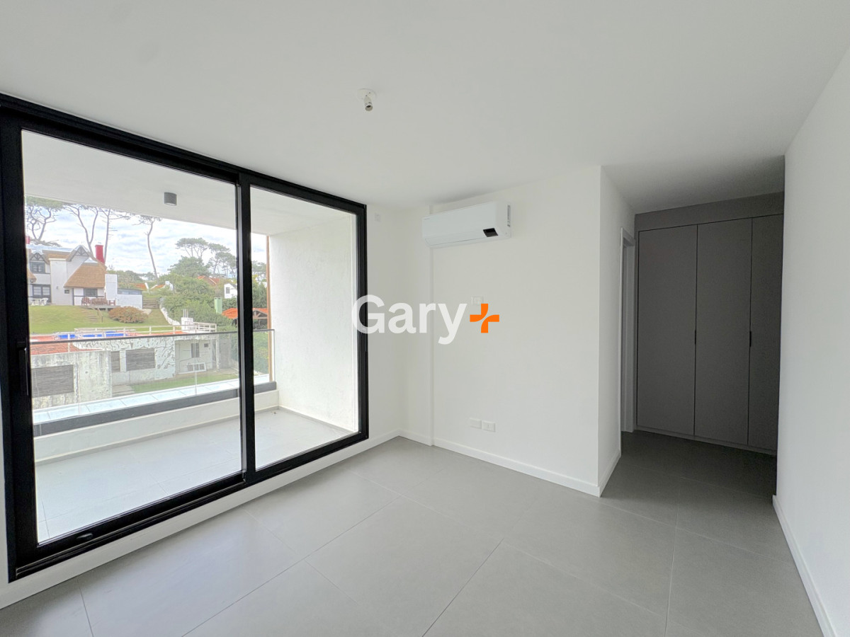 Apartamento ID.27642 - Apartamento en venta frente al mar de 3 dormitorios en suite, Punta del Este 