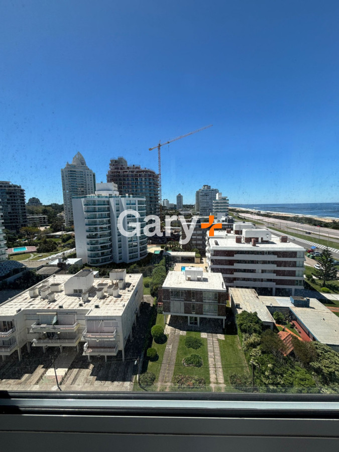 Apartamento ID.11015 - Apartamento en alquiler de 3 dormitorios y dependencia frente al mar en Playa Brava Punta del Este