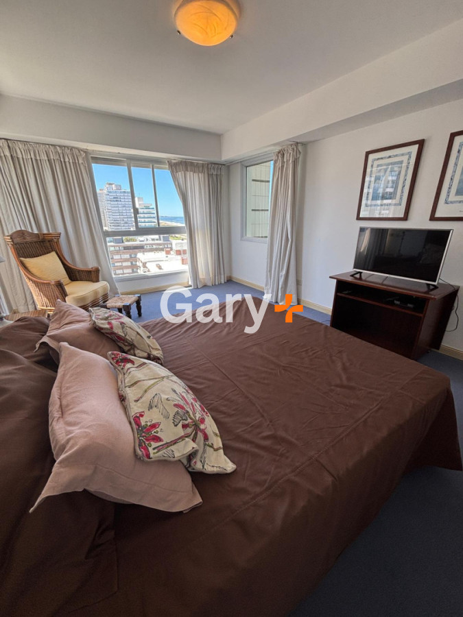 Apartamento ID.11015 - Apartamento en alquiler de 3 dormitorios y dependencia frente al mar en Playa Brava Punta del Este