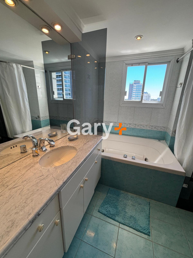 Apartamento ID.11015 - Apartamento en alquiler de 3 dormitorios y dependencia frente al mar en Playa Brava Punta del Este