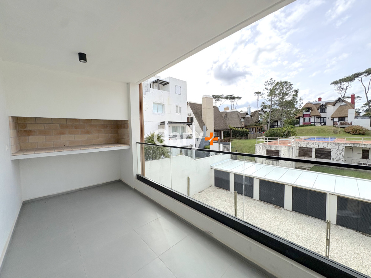Apartamento ID.27642 - Apartamento en venta frente al mar de 3 dormitorios en suite, Punta del Este 