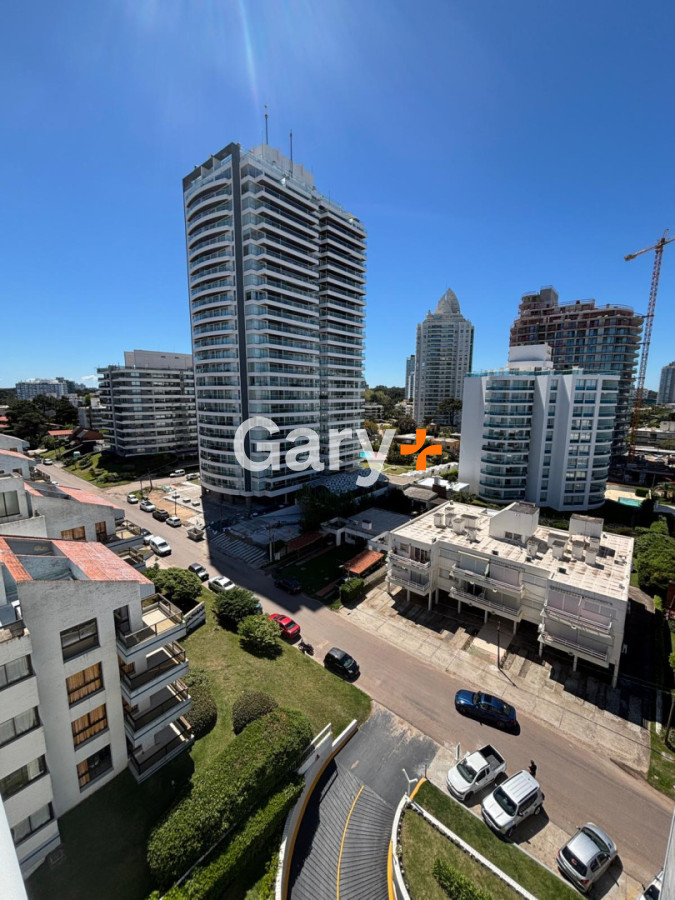 Apartamento ID.11015 - Apartamento en alquiler de 3 dormitorios y dependencia frente al mar en Playa Brava Punta del Este