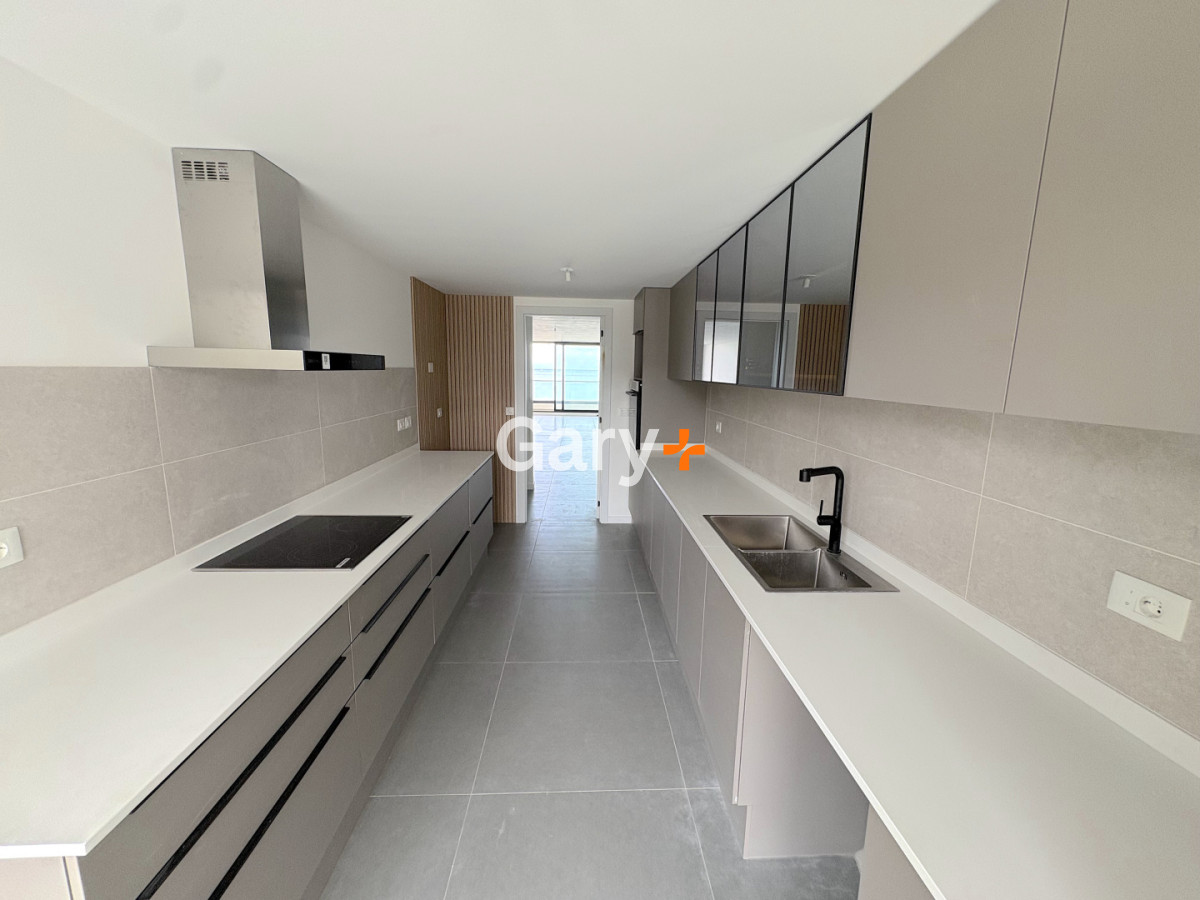 Apartamento ID.27642 - Apartamento en venta frente al mar de 3 dormitorios en suite, Punta del Este 