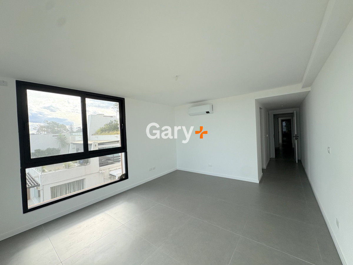 Apartamento ID.27642 - Apartamento en venta frente al mar de 3 dormitorios en suite, Punta del Este 