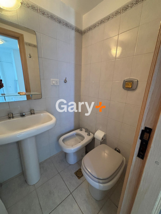 Apartamento ID.11015 - Apartamento en alquiler de 3 dormitorios y dependencia frente al mar en Playa Brava Punta del Este