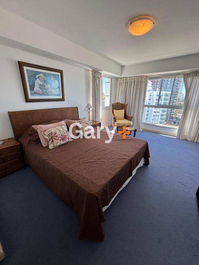 Apartamento ID.11015 - Apartamento en alquiler de 3 dormitorios y dependencia frente al mar en Playa Brava Punta del Este