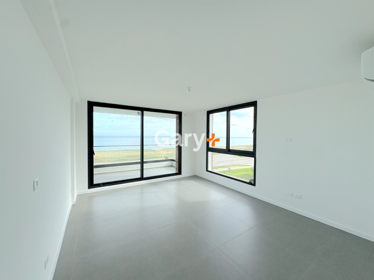 Apartamento ID.27642 - Apartamento en venta frente al mar de 3 dormitorios en suite, Punta del Este 