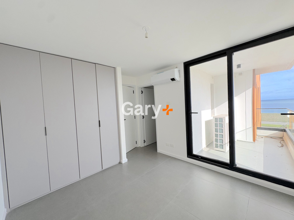 Apartamento ID.27642 - Apartamento en venta frente al mar de 3 dormitorios en suite, Punta del Este 