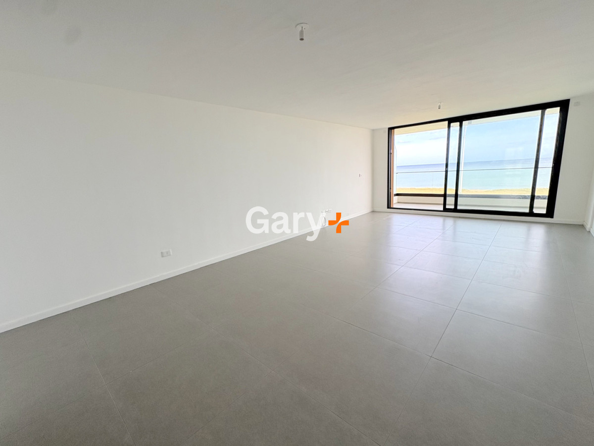 Apartamento ID.27642 - Apartamento en venta frente al mar de 3 dormitorios en suite, Punta del Este 