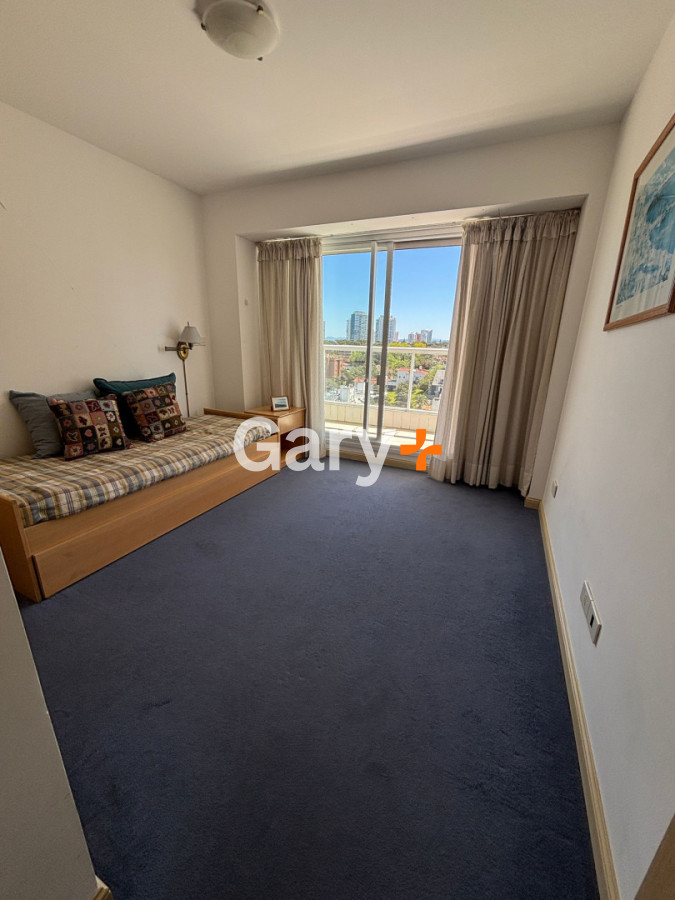 Apartamento ID.11015 - Apartamento en alquiler de 3 dormitorios y dependencia frente al mar en Playa Brava Punta del Este