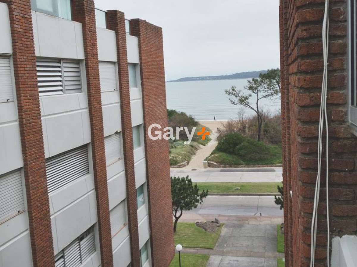 Apartamento ID.708 - Apartamento en venta Playa Mansa frente al mar  2 dormitorios