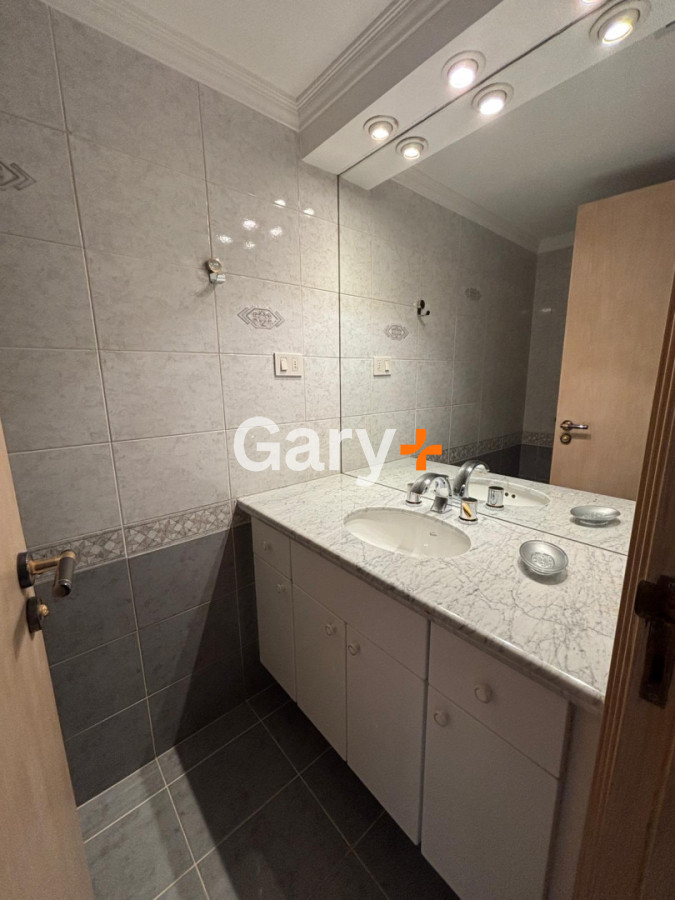 Apartamento ID.11015 - Apartamento en alquiler de 3 dormitorios y dependencia frente al mar en Playa Brava Punta del Este