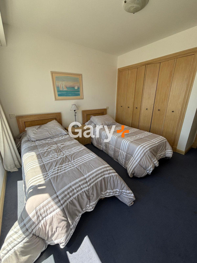 Apartamento ID.11015 - Apartamento en alquiler de 3 dormitorios y dependencia frente al mar en Playa Brava Punta del Este