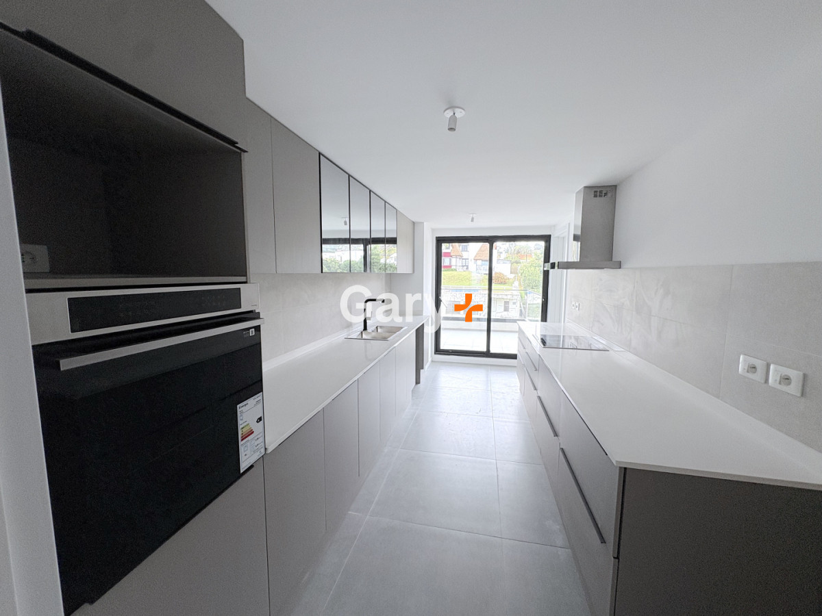 Apartamento ID.27642 - Apartamento en venta frente al mar de 3 dormitorios en suite, Punta del Este 