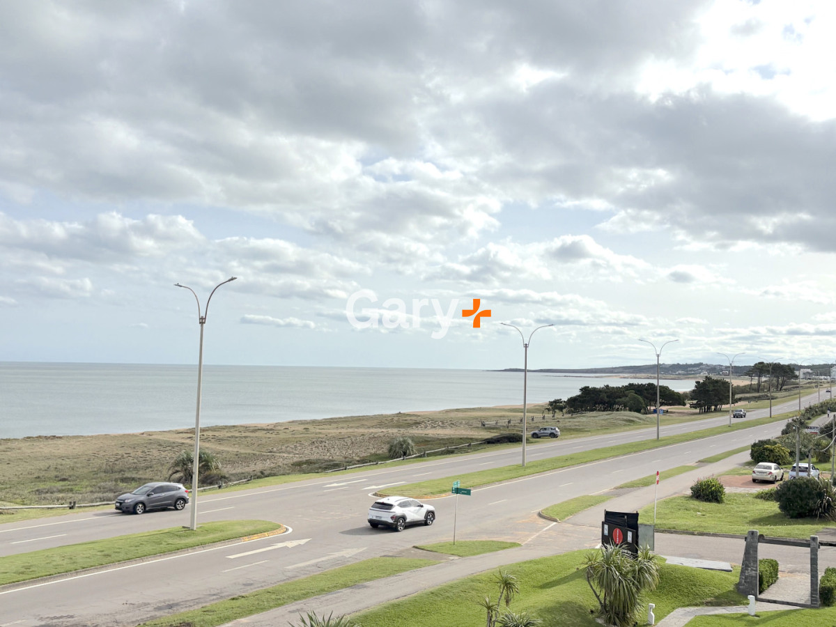 Apartamento ID.27642 - Apartamento en venta frente al mar de 3 dormitorios en suite, Punta del Este 
