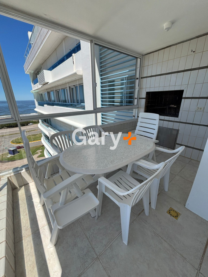 Apartamento ID.11015 - Apartamento en alquiler de 3 dormitorios y dependencia frente al mar en Playa Brava Punta del Este