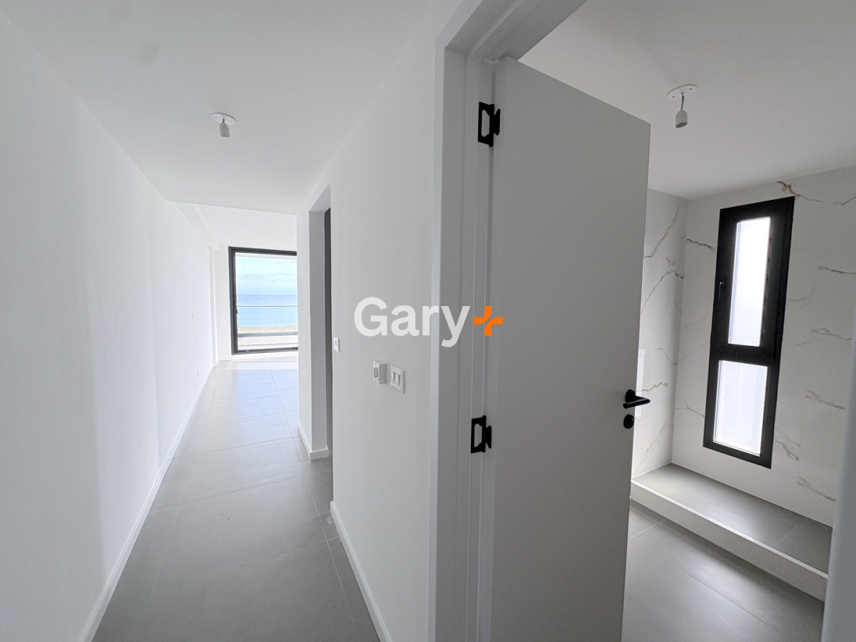 Apartamento ID.27642 - Apartamento en venta frente al mar de 3 dormitorios en suite, Punta del Este 