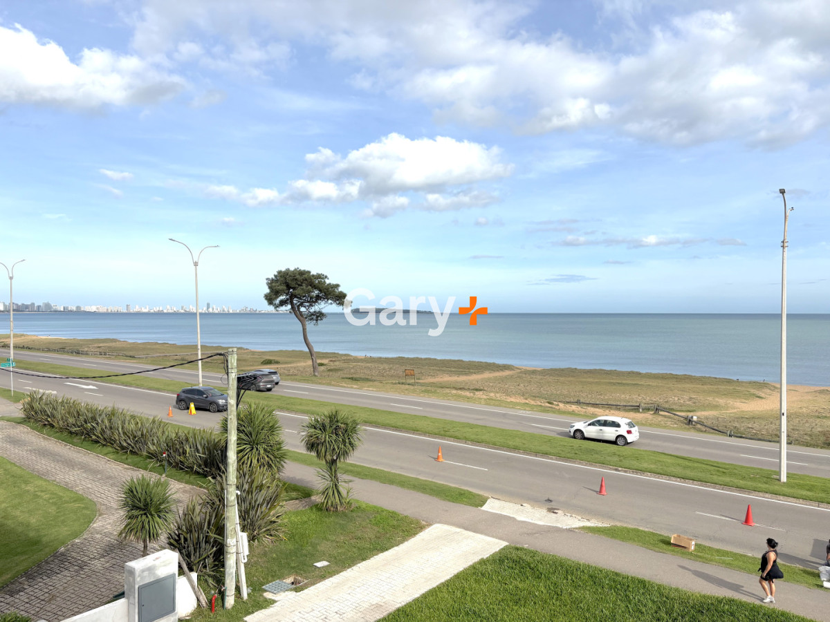 Apartamento ID.27642 - Apartamento en venta frente al mar de 3 dormitorios en suite, Punta del Este 
