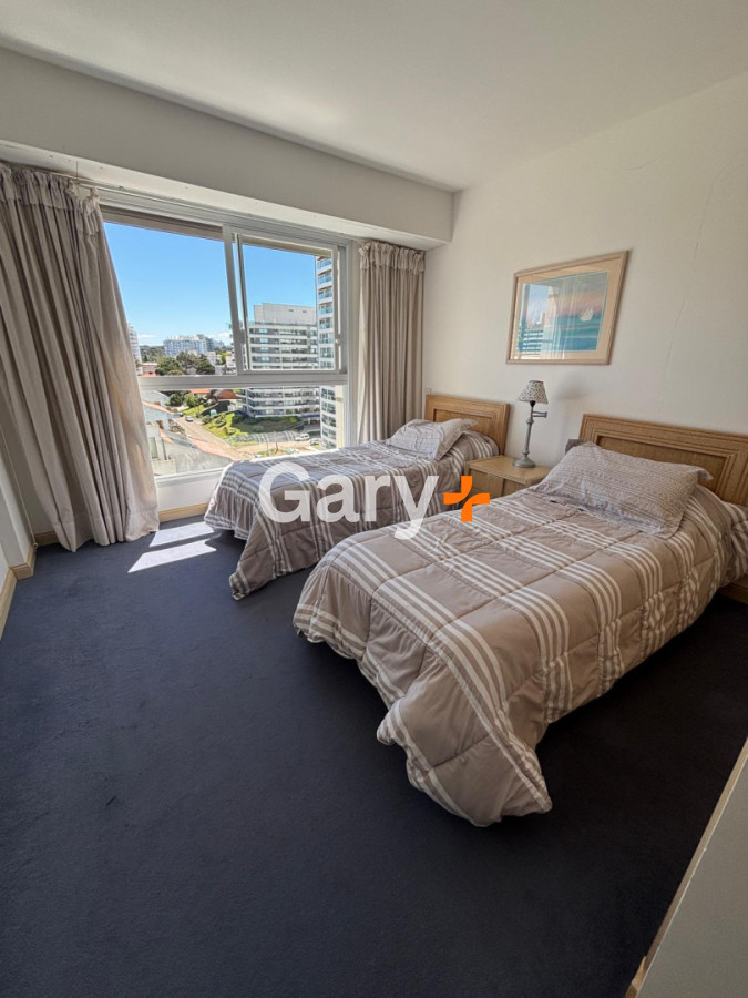 Apartamento ID.11015 - Apartamento en alquiler de 3 dormitorios y dependencia frente al mar en Playa Brava Punta del Este