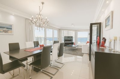 Apartamento en venta, 3 dormitorios y dependencia de servicio, Playa Mansa