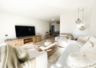 Apartamento de 3 dormitorios con vista al mar en alquiler 