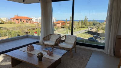 Apartamento en venta de 2 dormitorios y 2 baños, Rincón del Indio, Playa Brava,  Punta del Este.