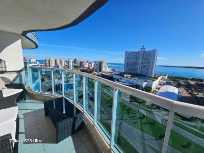 Apartamento de 2 dormitorios playa mansa Punta del Este con vista al mar