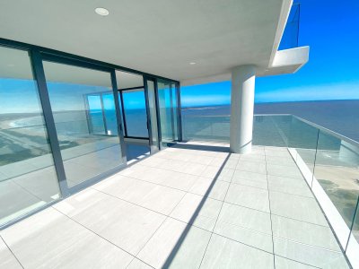 Apartamento de 3 dormitorios en venta en Playa Mansa, Punta del Este, Maldonado