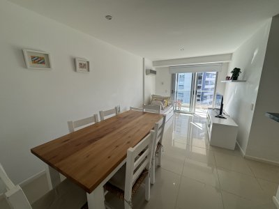 Apartamento de 2 dormitorios 1 baño ubicado en playa brava a metros del mar 