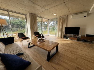 apartamento 2 dormitorios 2 baños sobre playa mansa