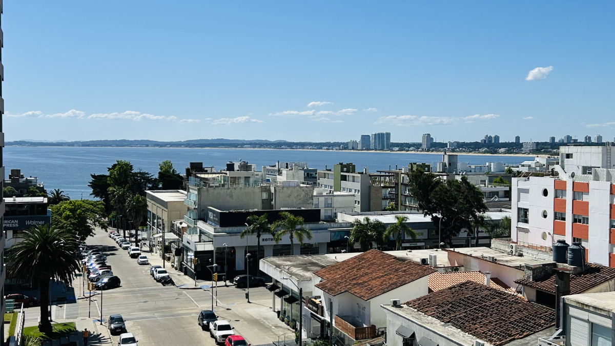 Apartamento de dos dormitorios a metros de playa brava y mansa en Punta del Este