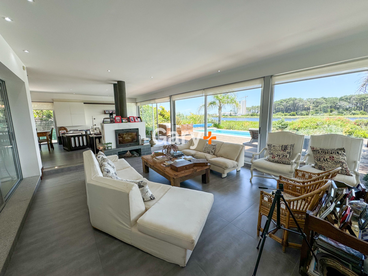 Casa en venta con 4 dormitorios frente a Laguna del Diario, Punta del Este, Maldonado - GoPunta - Portal Inmobiliario de Punta del Este - Maldonado