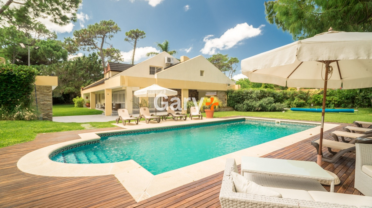 Casa ID.556 - Casa en venta y alquiler temporario Playa Mansa 6 dormitorios