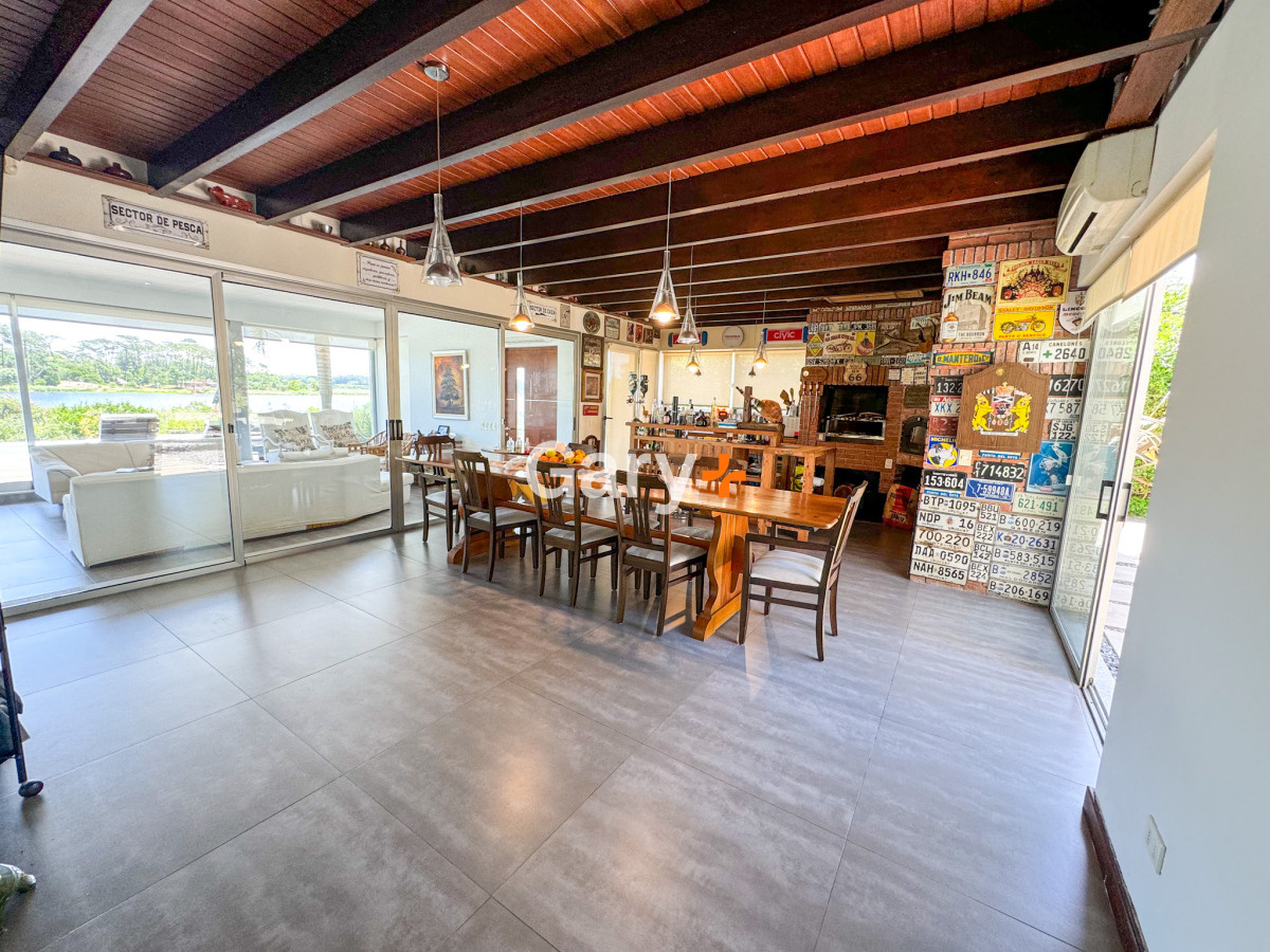 Casa ID.28417 - Casa en venta con 4 dormitorios frente a Laguna del Diario, Punta del Este, Maldonado