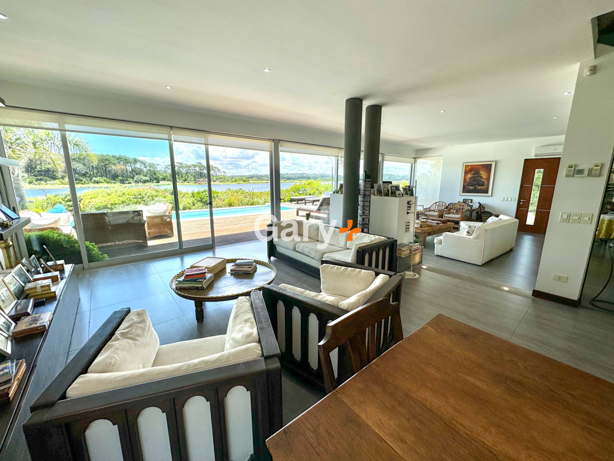 Casa en venta con 4 dormitorios frente a Laguna del Diario, Punta del Este, Maldonado - GoPunta - Portal Inmobiliario de Punta del Este - Maldonado